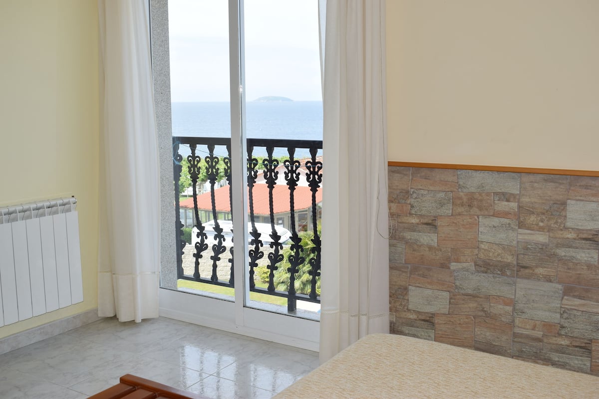 Double Room, Sea View | Desk, soundproofing, free WiFi, bed sheets