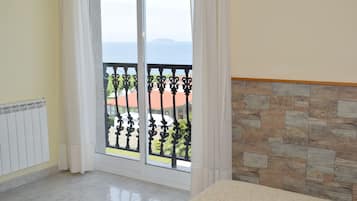 Habitación doble, vista al mar | Escritorio, insonorización, wifi gratis y ropa de cama