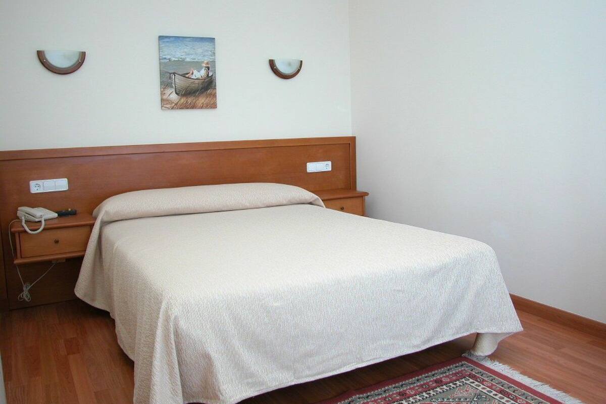 Basic Room | Desk, soundproofing, WiFi (free), bed sheets