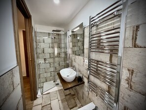 Comfort Duplex, 2 Bedrooms, Terrace, Mountain View | Bathroom - Hotel Pinguino (Pescasseroli)