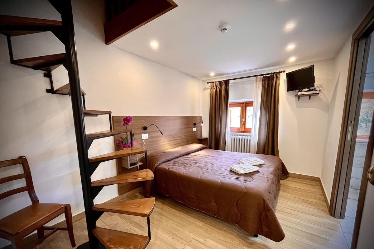 Superior Duplex, 2 Bedrooms, 2 Bathrooms, Mountain View | Premium bedding, down comforters, desk, soundproofing
