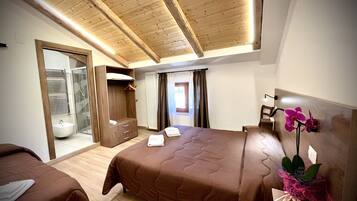 Tripla Classic, vista montagna, piano elevato | Biancheria da letto di alta qualità, copriletto in piuma, una scrivania