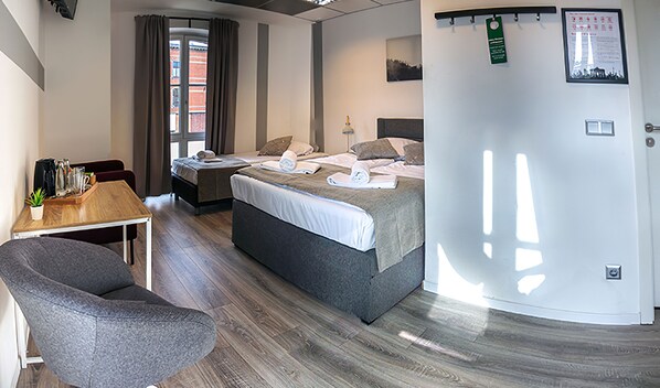 Chambre Triple Familiale, plusieurs lits | Bureau, Wi-Fi gratuit