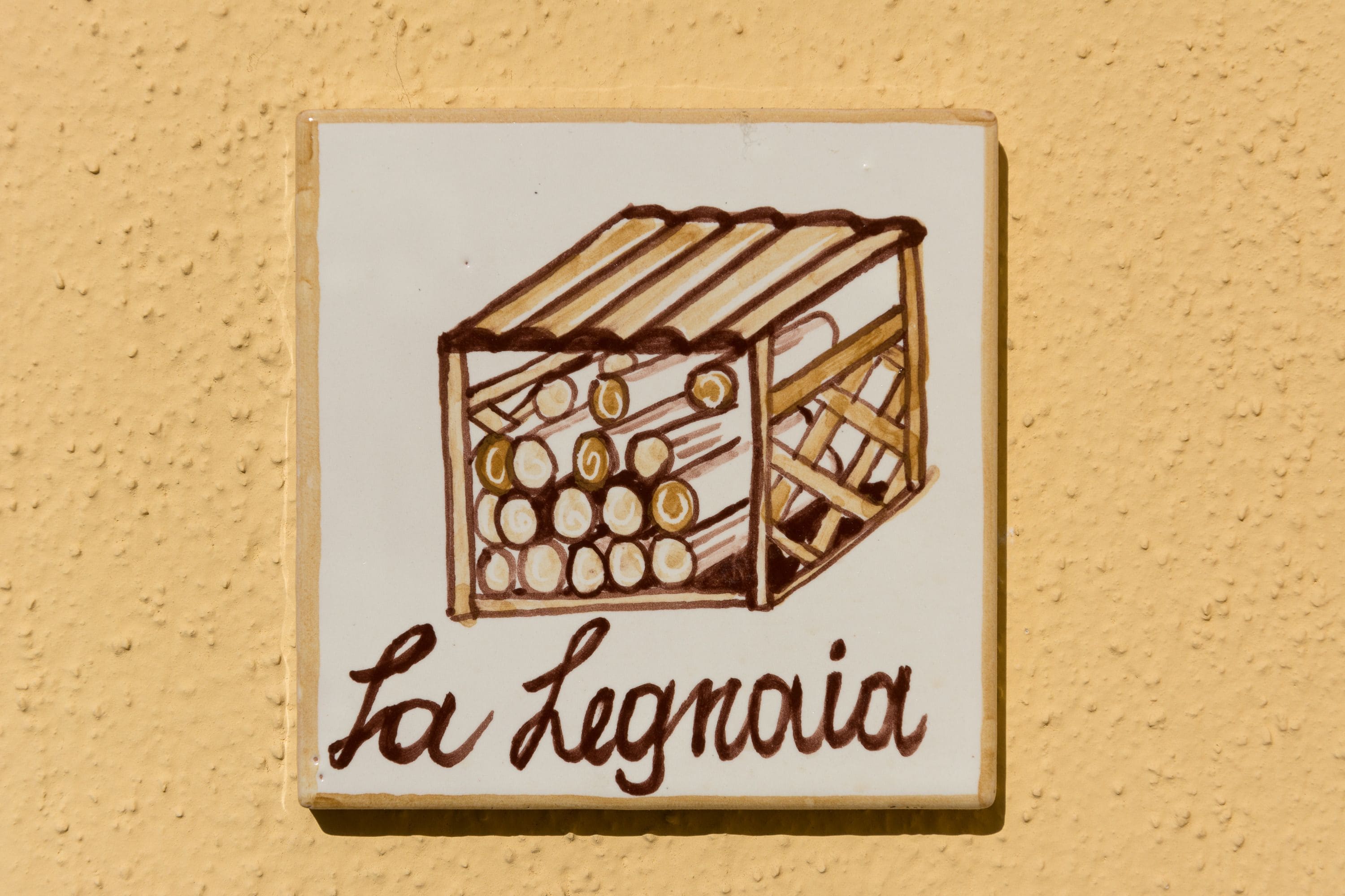 Un azulejo con un dibujo de una caja llena de limones y el texto "La Legnaia".