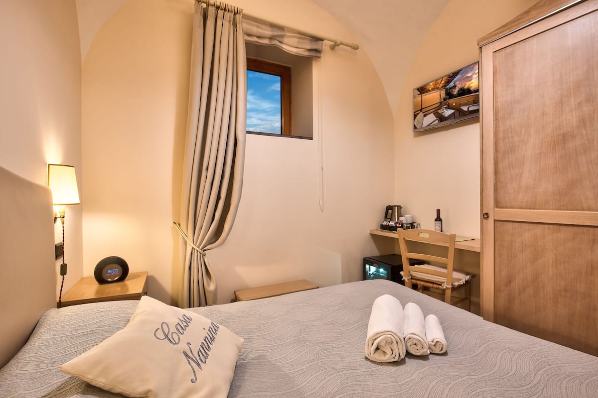 Chambre double (Il Pozzo) | Lit avec matelas en mousse à mémoire, minibar, coffre-fort, bureau