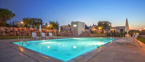 Außenpool (je nach Saison geöffnet), Sonnenschirme, Liegestühle