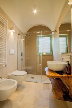 Design Double Room, Garden View | Bathroom | Shower, free toiletries, hair dryer, bidet - Coppola di Seta (Locorotondo)