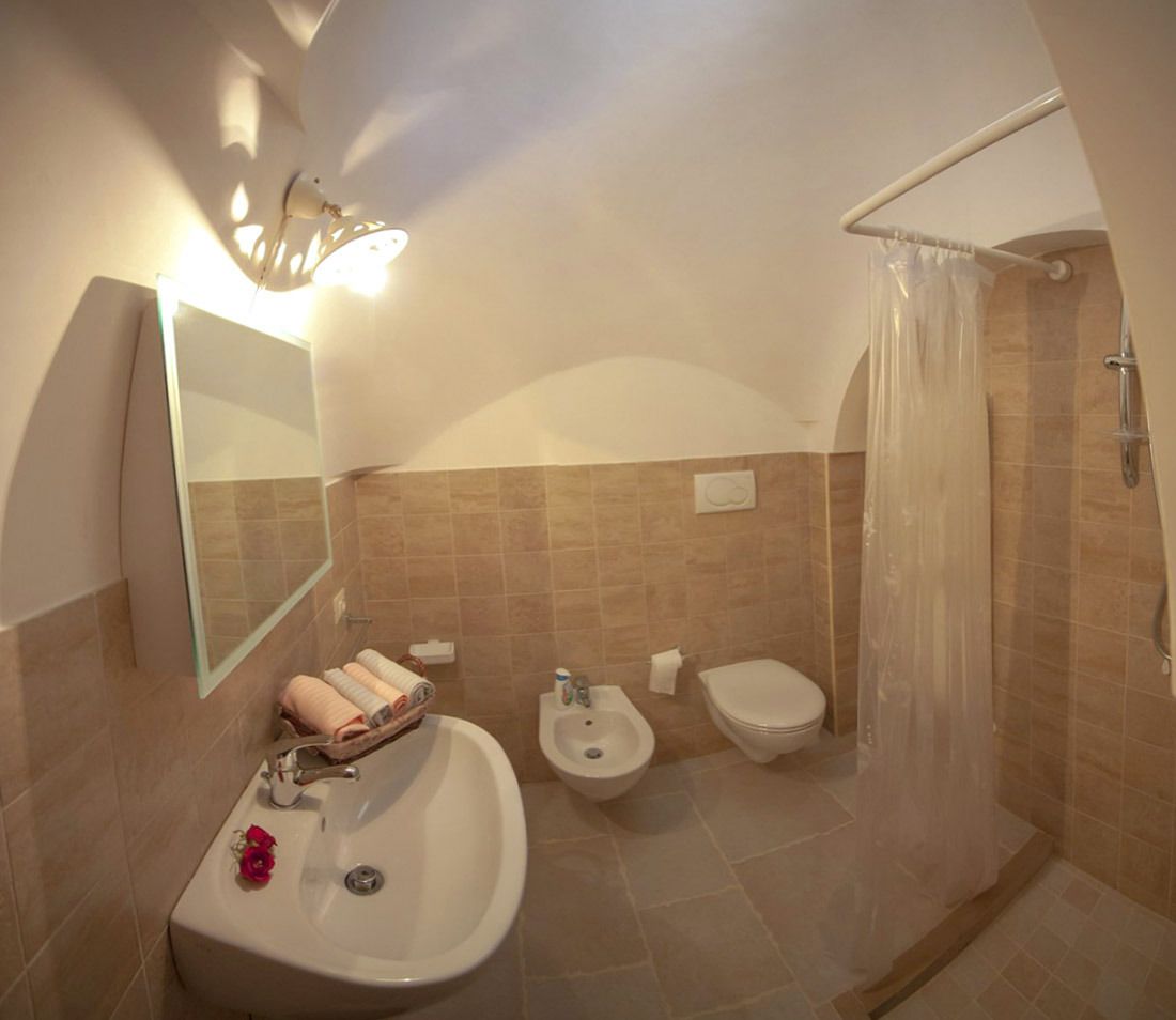 Ein Badezimmer mit Waschbecken, Bidet, Toilette und Dusche.