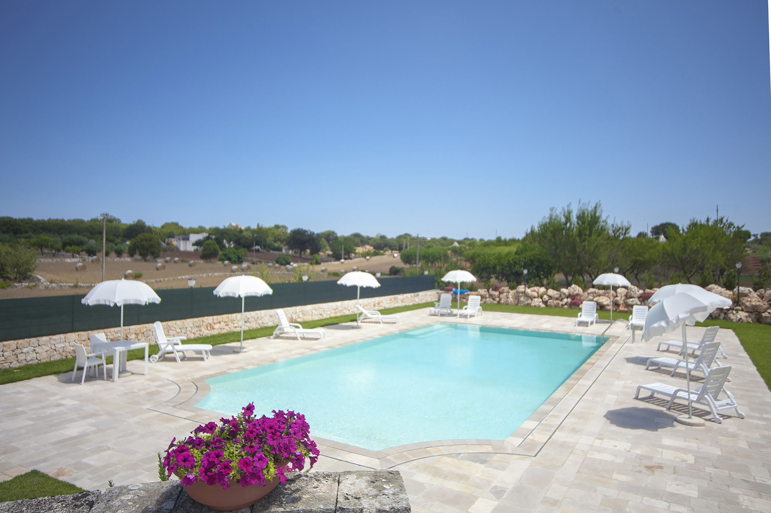 Außenpool (je nach Saison geöffnet), Sonnenschirme, Liegestühle