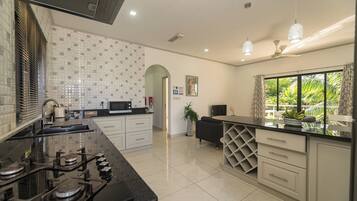 Appartement Supérieur, 1 chambre | Cuisine privée | Grand réfrigérateur, micro-ondes, four, plaque de cuisson