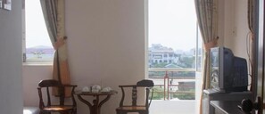 Rom – standard | Oppholdsrom | En 21-tommers LCD-TV med kabel-kanaler samt TV