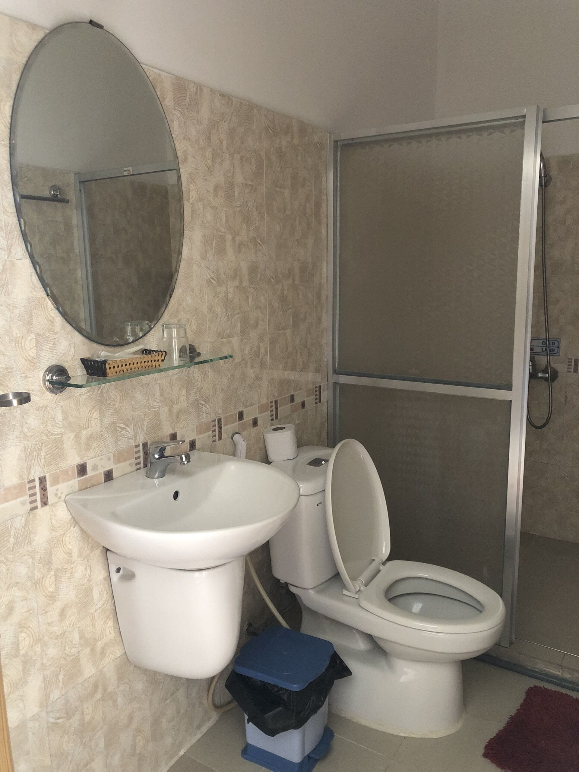 standard room | bathroom | shower, free toiletries, slippers, bidet