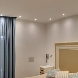 Zimmersafe, Verdunkelungsvorhänge, kostenloses WLAN