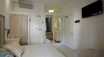 Caja de seguridad en la habitación, cortinas blackout y wifi gratis 