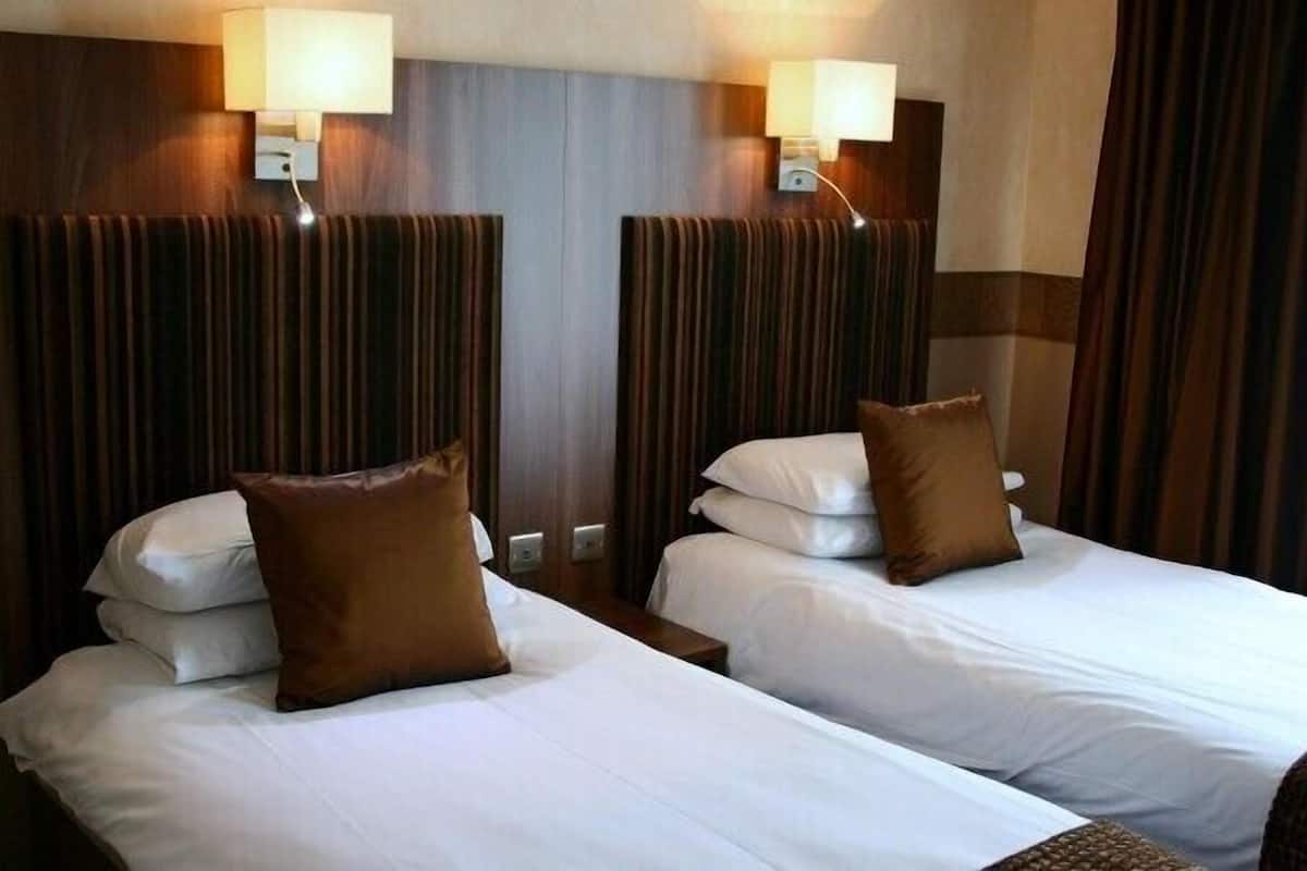 twin room | desk, free wifi, bed sheets