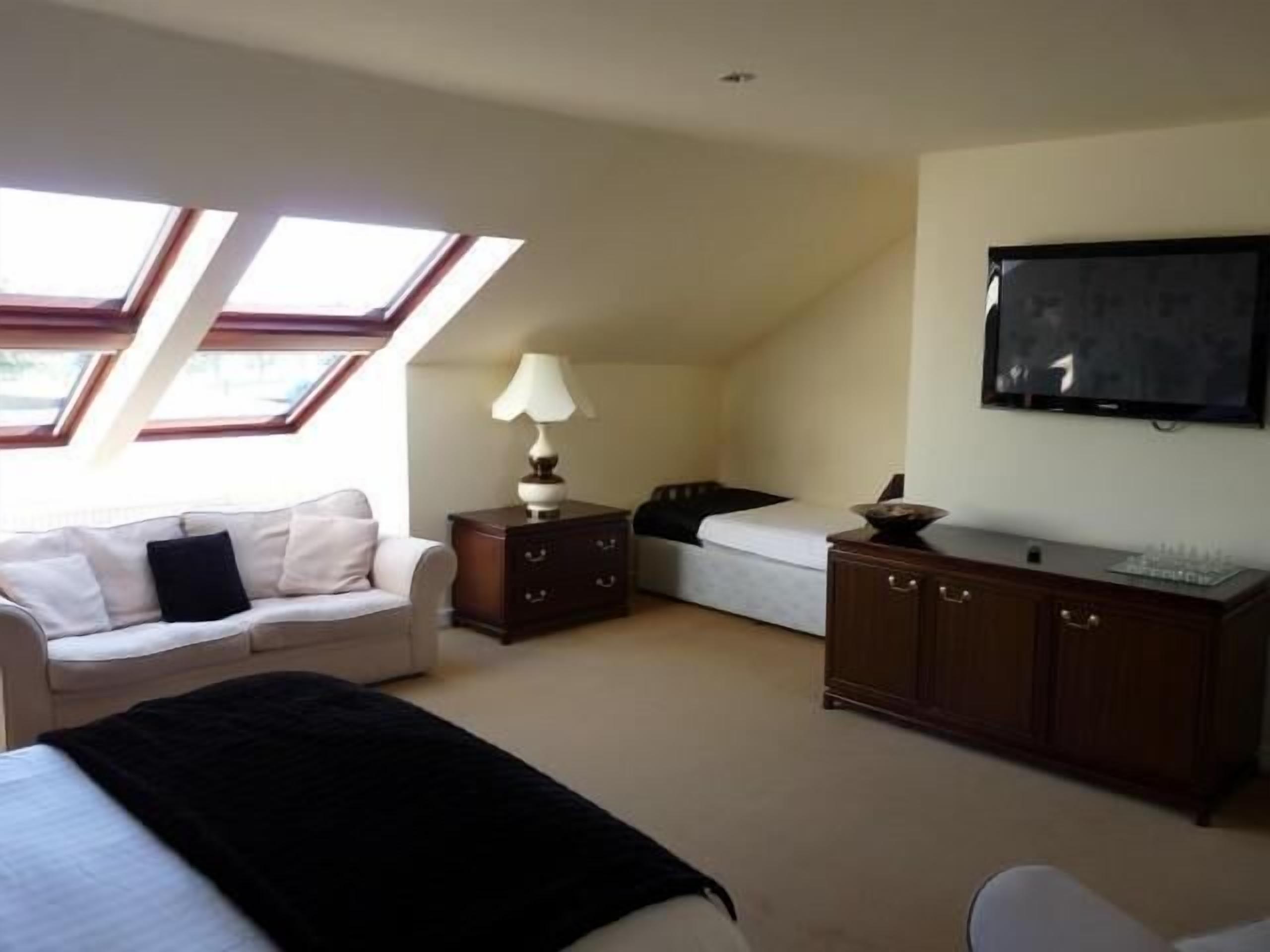 suite | desk, free wifi, bed sheets