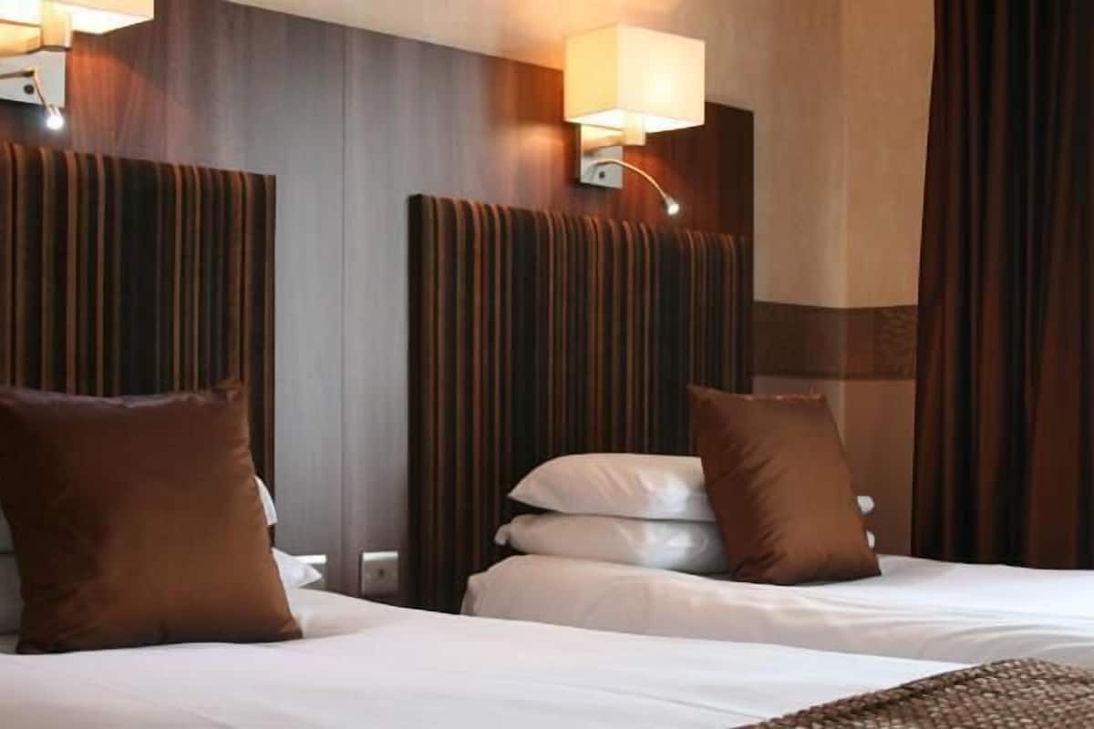 twin room | desk, free wifi, bed sheets