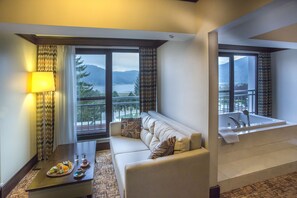 Honeymoon Suite | Minibar, in-room safe, soundproofing, rollaway beds