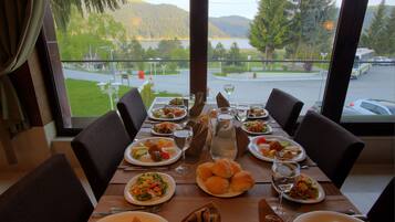 3 restaurants; breakfast, lunch and dinner served