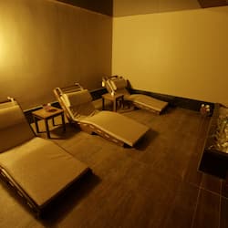 Een sauna, een stoombad, een Turks bad/hammam, lichaamsbehandelingen