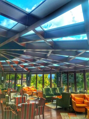 2 bars, lounge dans le hall