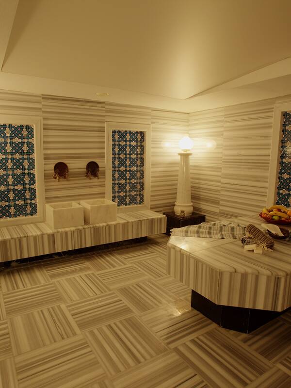 Een sauna, een stoombad, een Turks bad/hammam, lichaamsbehandelingen