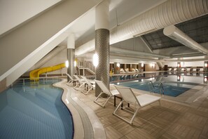 Piscine couverte, chaises longues