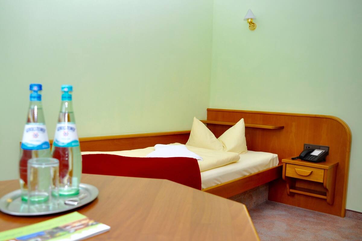 Kamar Single | Seprai premium, brankas, dan meja kerja