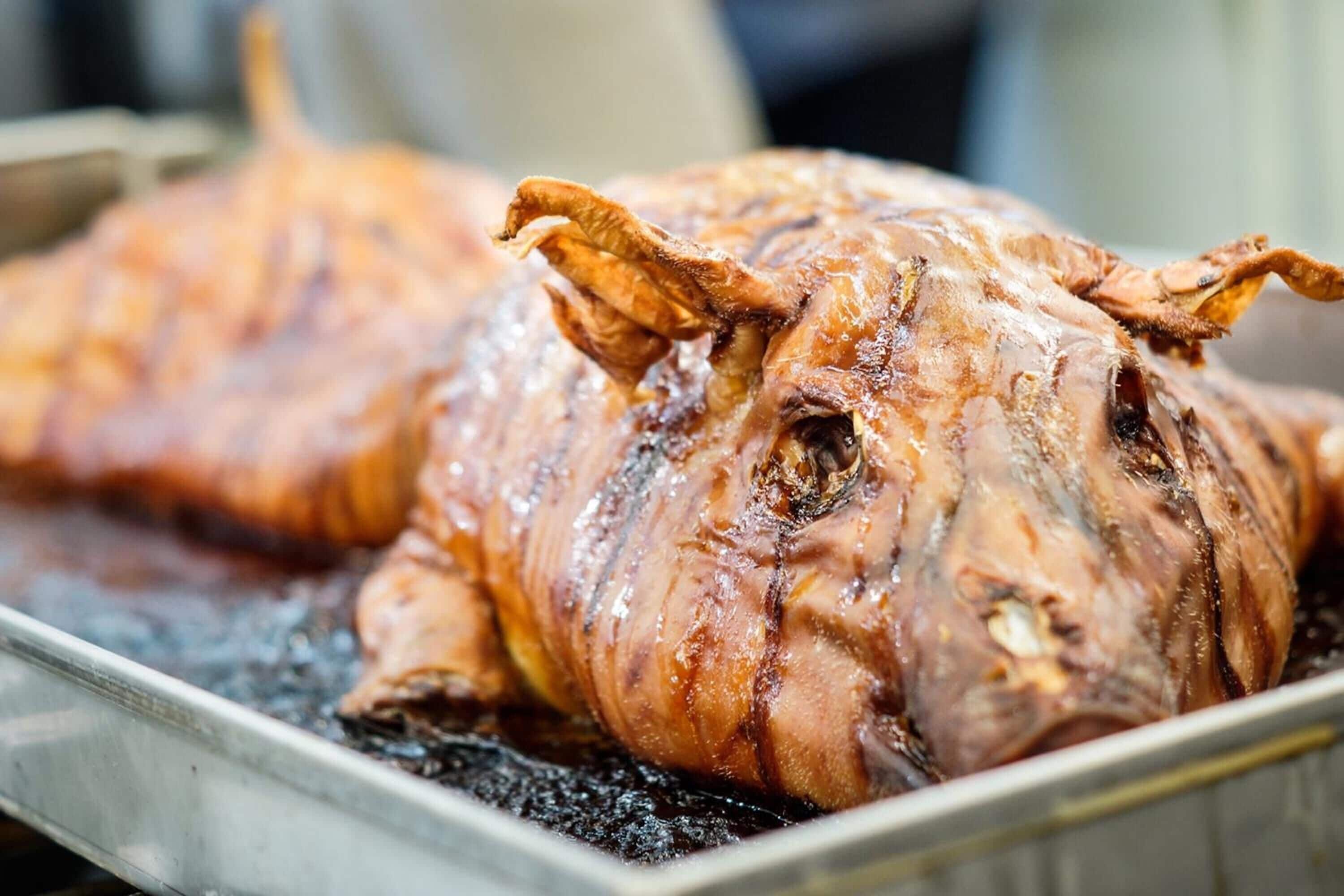 Un cerdo asado en una bandeja para hornear.
