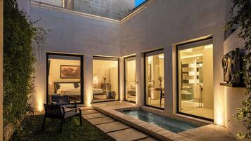 Pool Suite à coté | 1 bedroom, premium bedding, down duvets, minibar