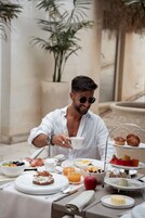 Desayuno con diversas opciones de comida, como pasteles, frutas y bebidas.