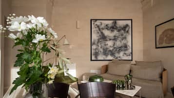Ein modernes Wohnzimmer mit einer Couch, einem Couchtisch und einer Blumenvase.