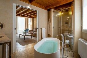 Suite Duplex Romantica | Bad | Toalettartikler (inkludert), hårføner, badekåper og tøfler