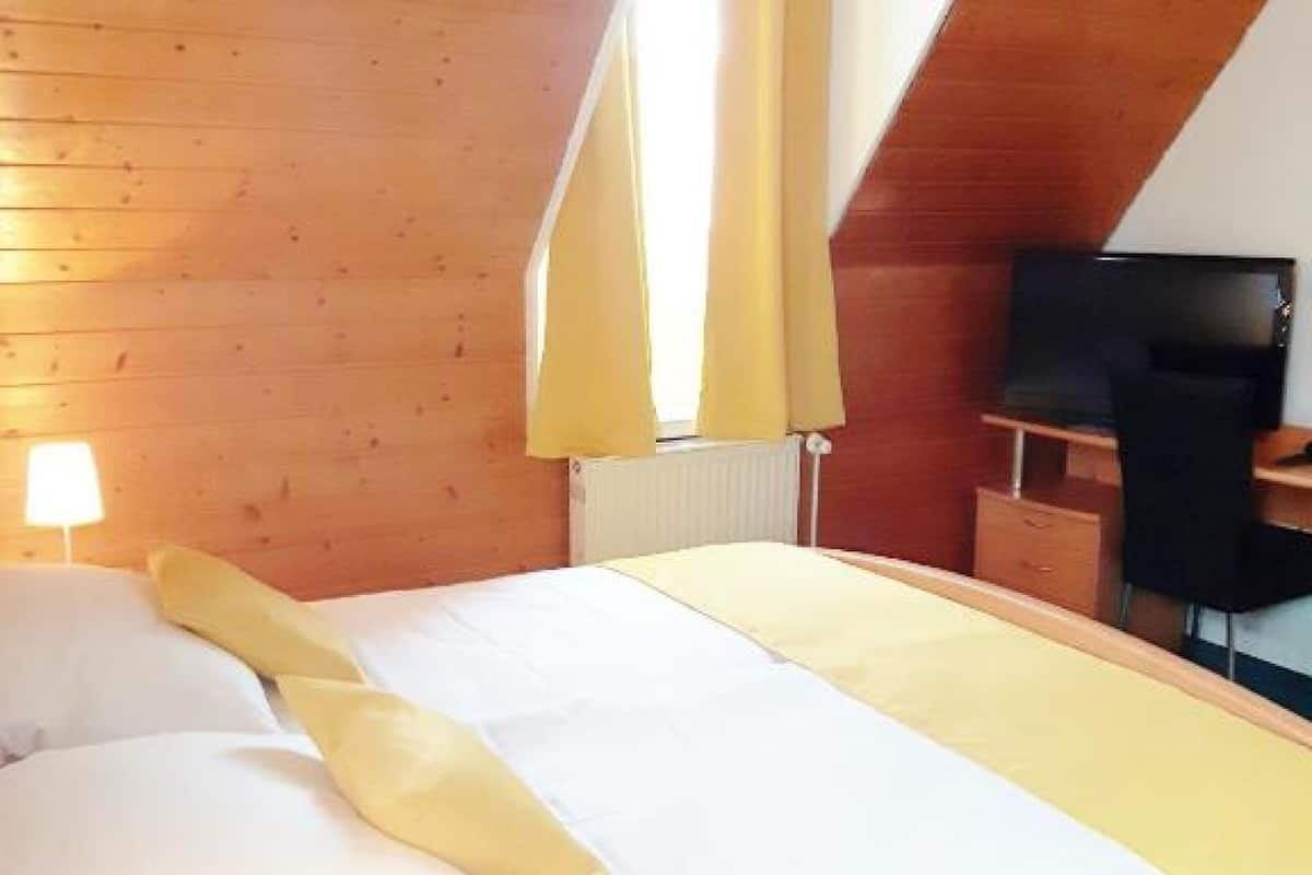 standard double room, 1 queen bed, non smoking | hypo-allergenic bedding, desk, iron/ironing board, cots/infant beds