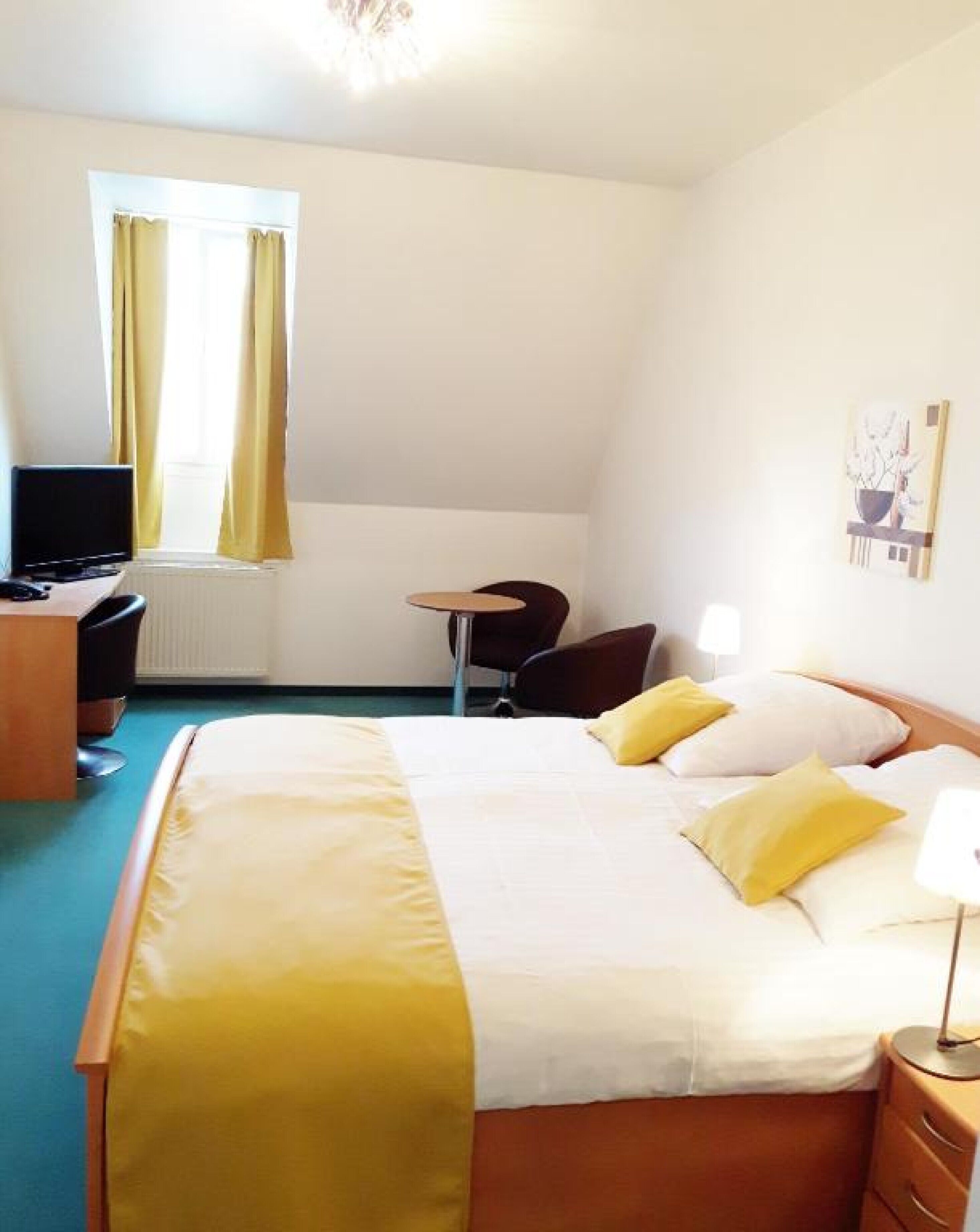 comfort double room, 1 queen bed, non smoking | hypo-allergenic bedding, desk, iron/ironing board, cots/infant beds