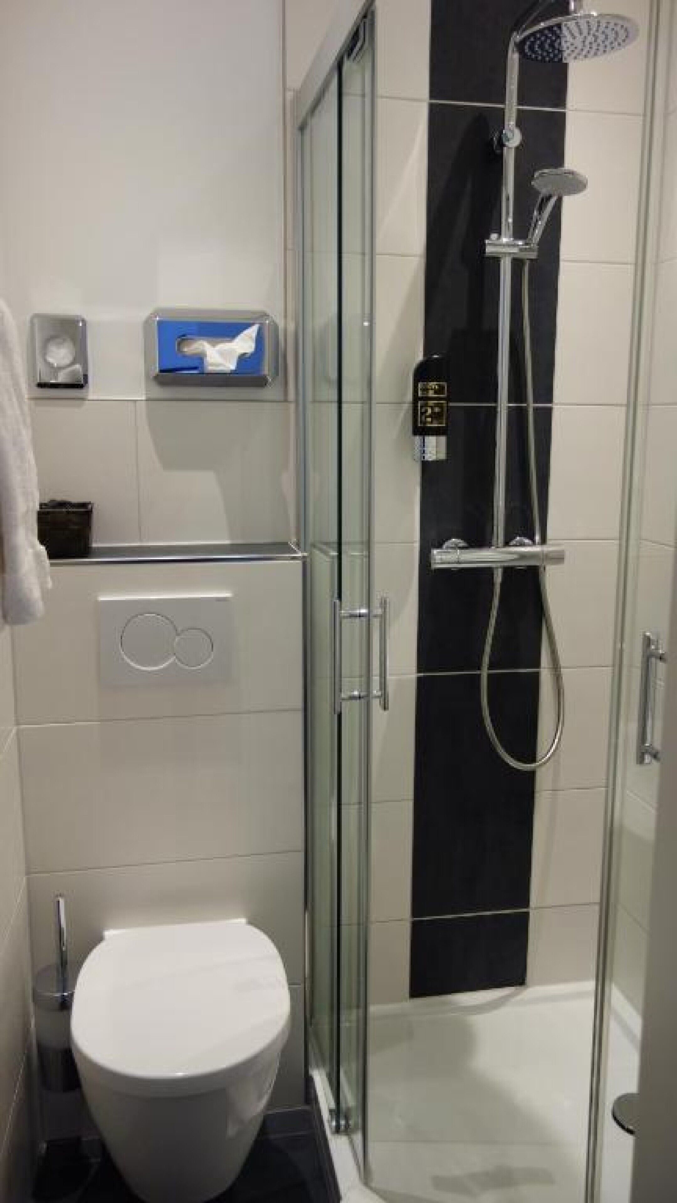 basic single room, 1 single bed, non smoking | bathroom | shower, rainfall showerhead, hair dryer, towels