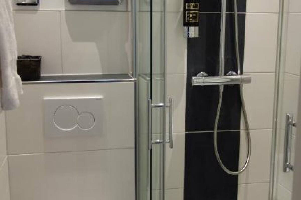 basic single room, 1 single bed, non smoking | bathroom | shower, rainfall showerhead, hair dryer, towels