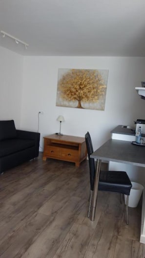 Habitación Confort doble, 1 cama de matrimonio, no fumadores | Zona de estar | Una televisión de pantalla plana