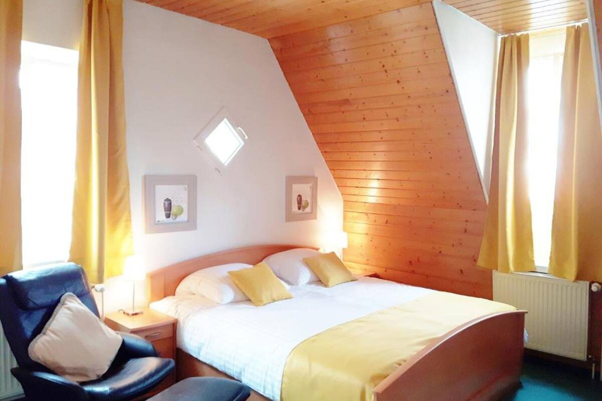 standard double room, 1 queen bed, non smoking | hypo-allergenic bedding, desk, iron/ironing board, cots/infant beds