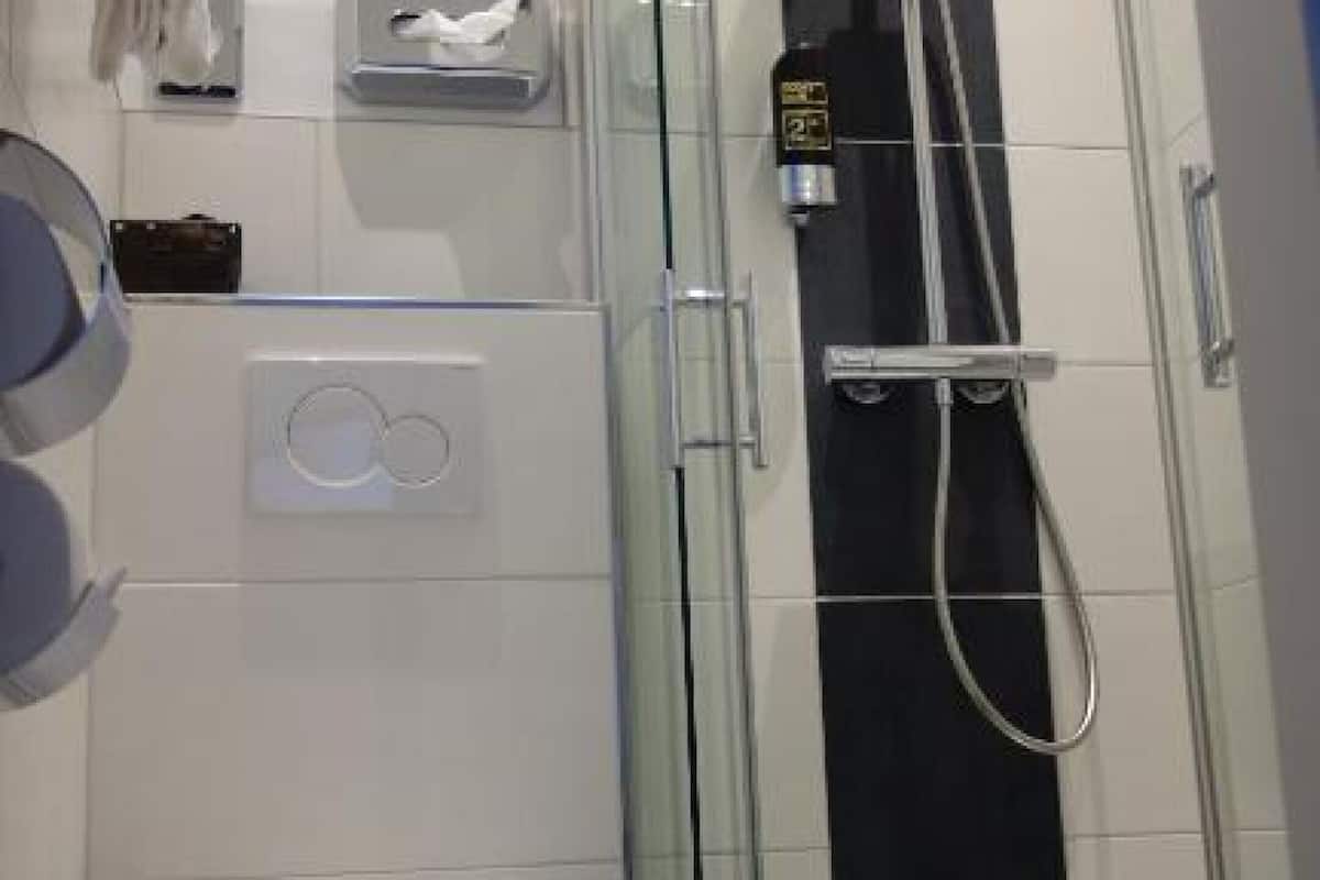 business single room, 1 large single bed, non smoking | bathroom | shower, rainfall showerhead, hair dryer, towels