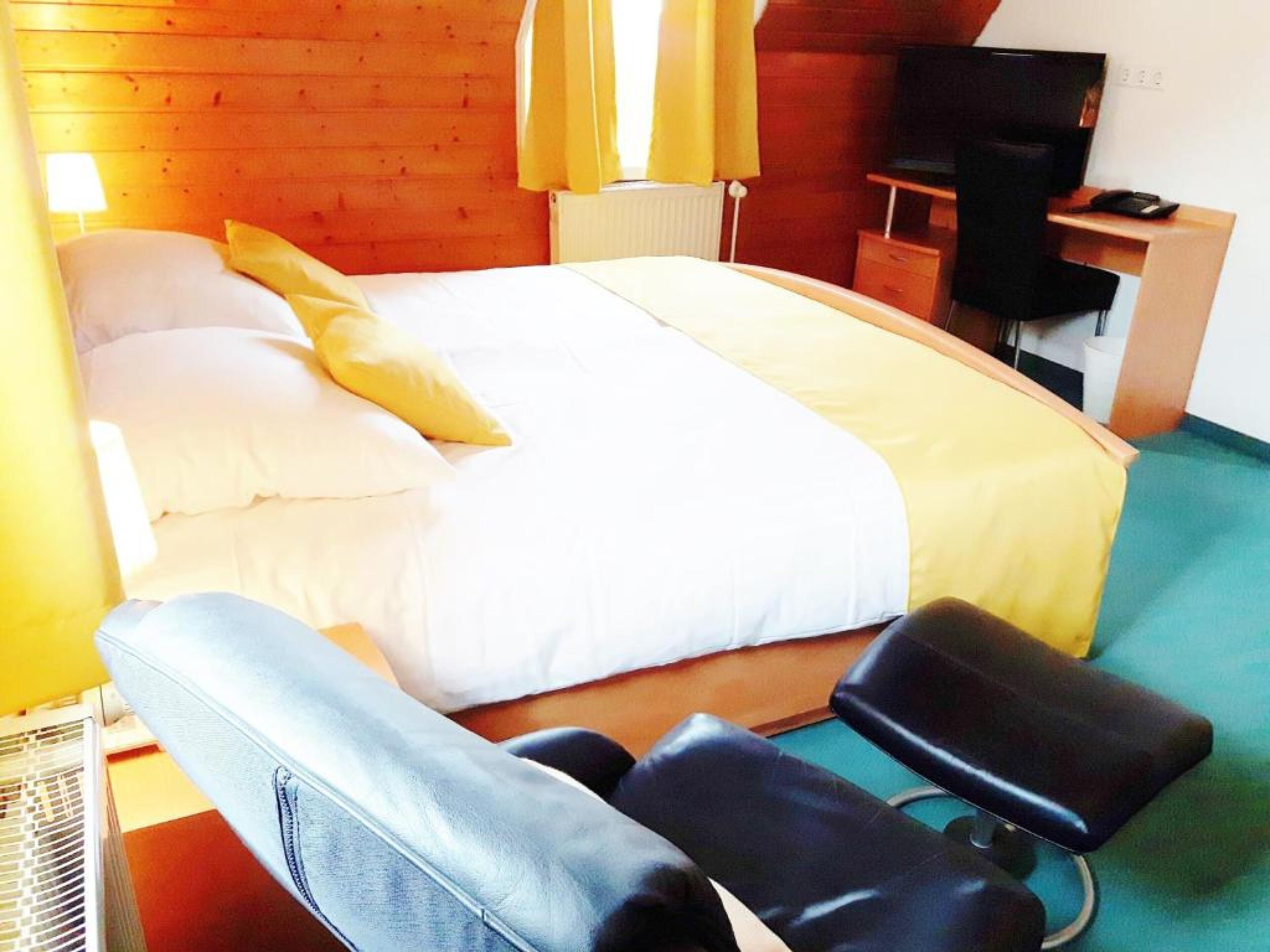 standard double room, 1 queen bed, non smoking | hypo-allergenic bedding, desk, iron/ironing board, cots/infant beds