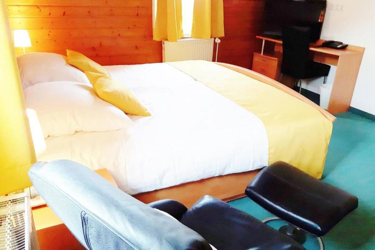 standard double room, 1 queen bed, non smoking | hypo-allergenic bedding, desk, iron/ironing board, cots/infant beds