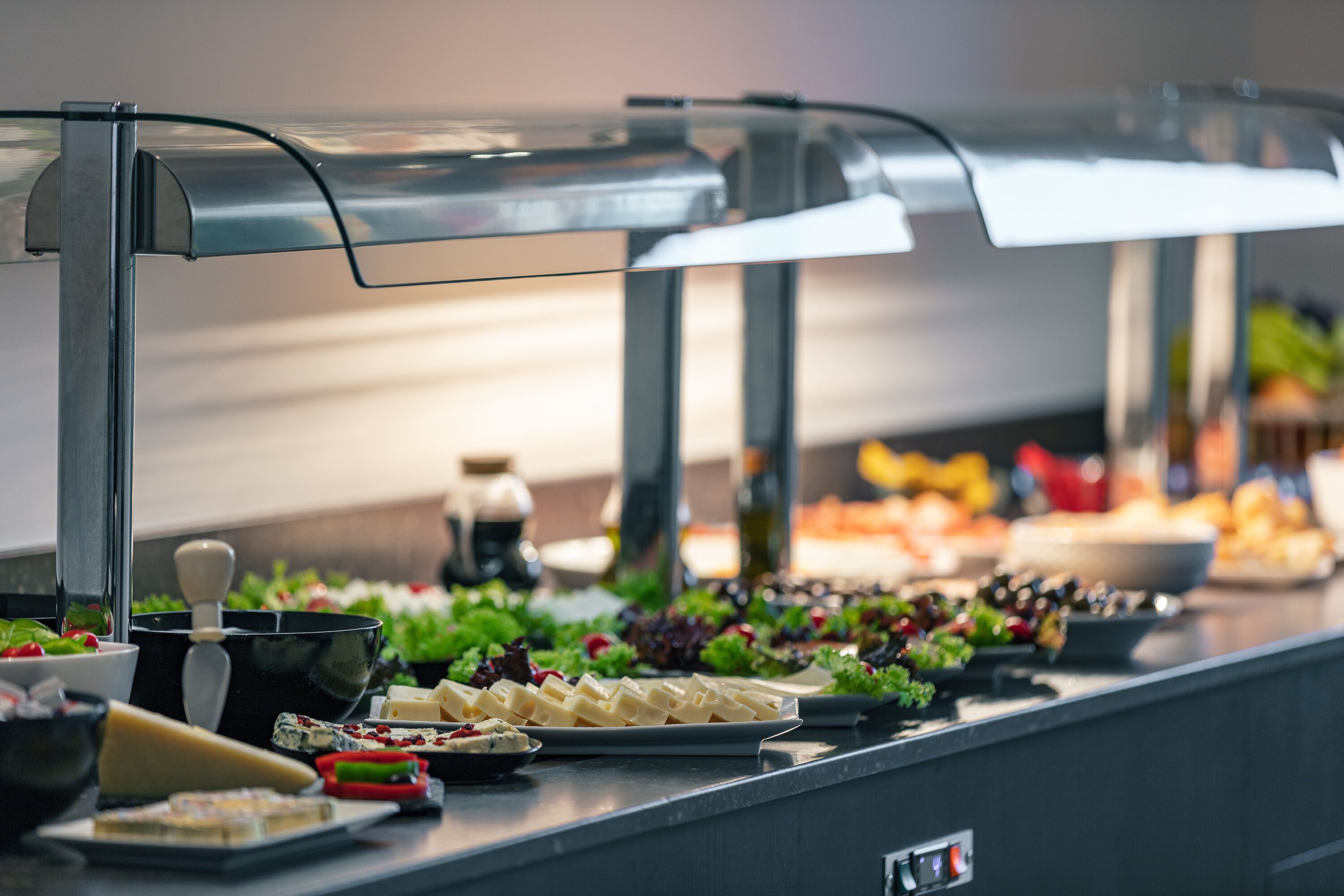 Een buffet met diverse gerechten en een koffiehoek.