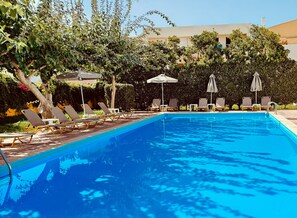 Kauden mukainen ulkouima-allas, aurinkovarjoja, aurinkotuoleja