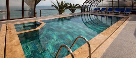 Piscine extérieure, cabanons gratuits, chaises longues