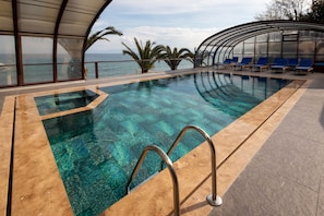 Una piscina al aire libre, camas de piscina gratis