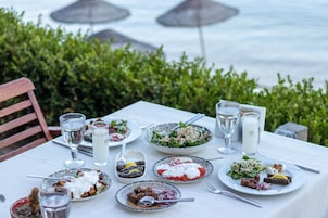 Breakfast, lunch, dinner served; international cuisine