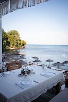 Breakfast, lunch, dinner served; international cuisine