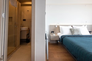 Minibar, caja de seguridad en la habitación y escritorio 