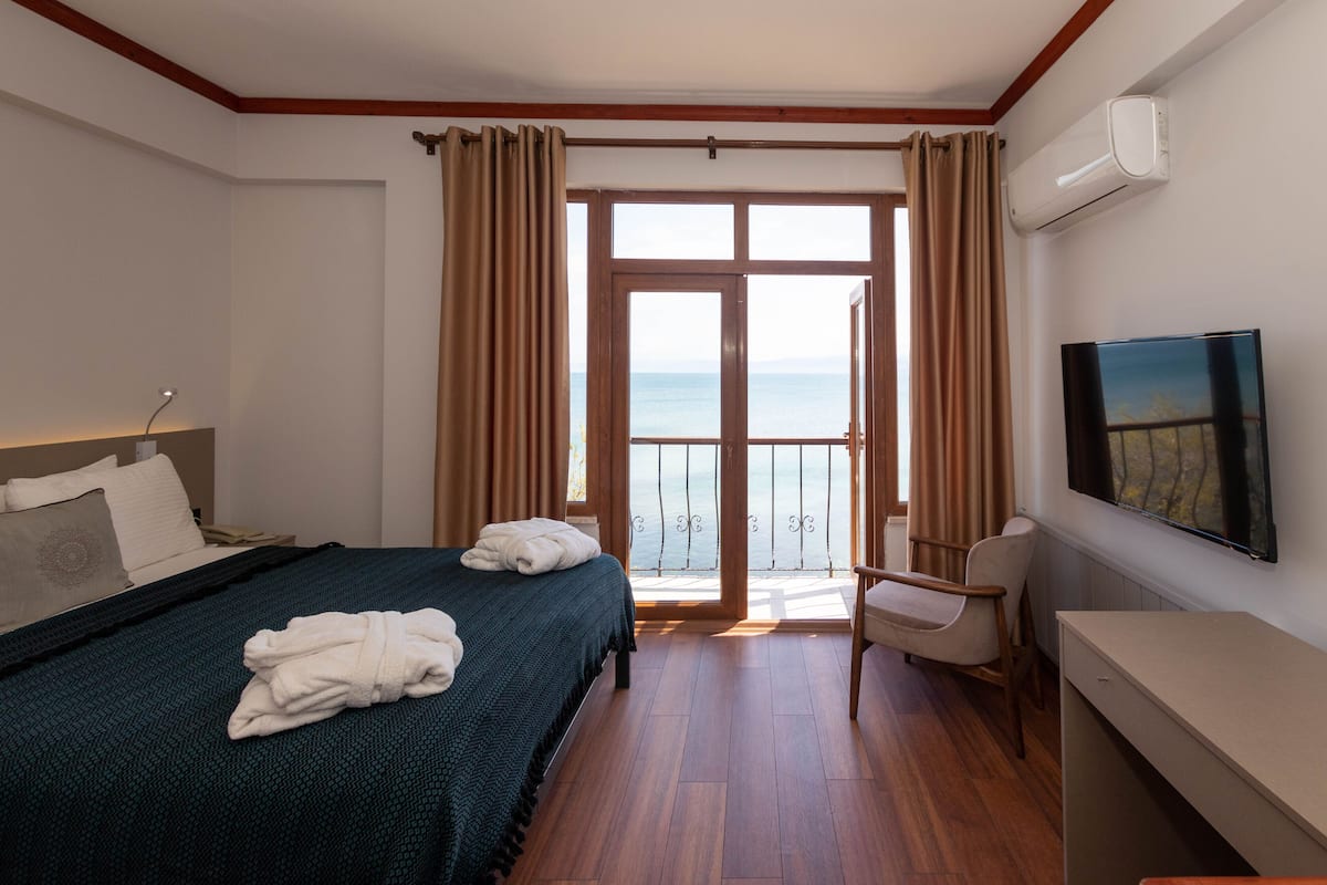 Een minibar, een kluis op de kamer, een bureau, gratis babybedden